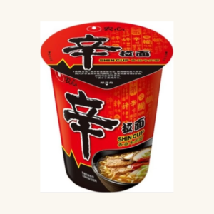 Tăiței instant la pahar Nongshim Shin Cup cu gust de ciuperci și vită