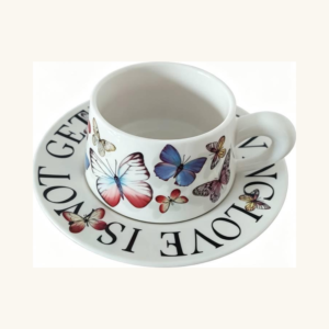 Set retro de ceașcă și farfuriuță din ceramică cu imprimeu fluturi multicolori