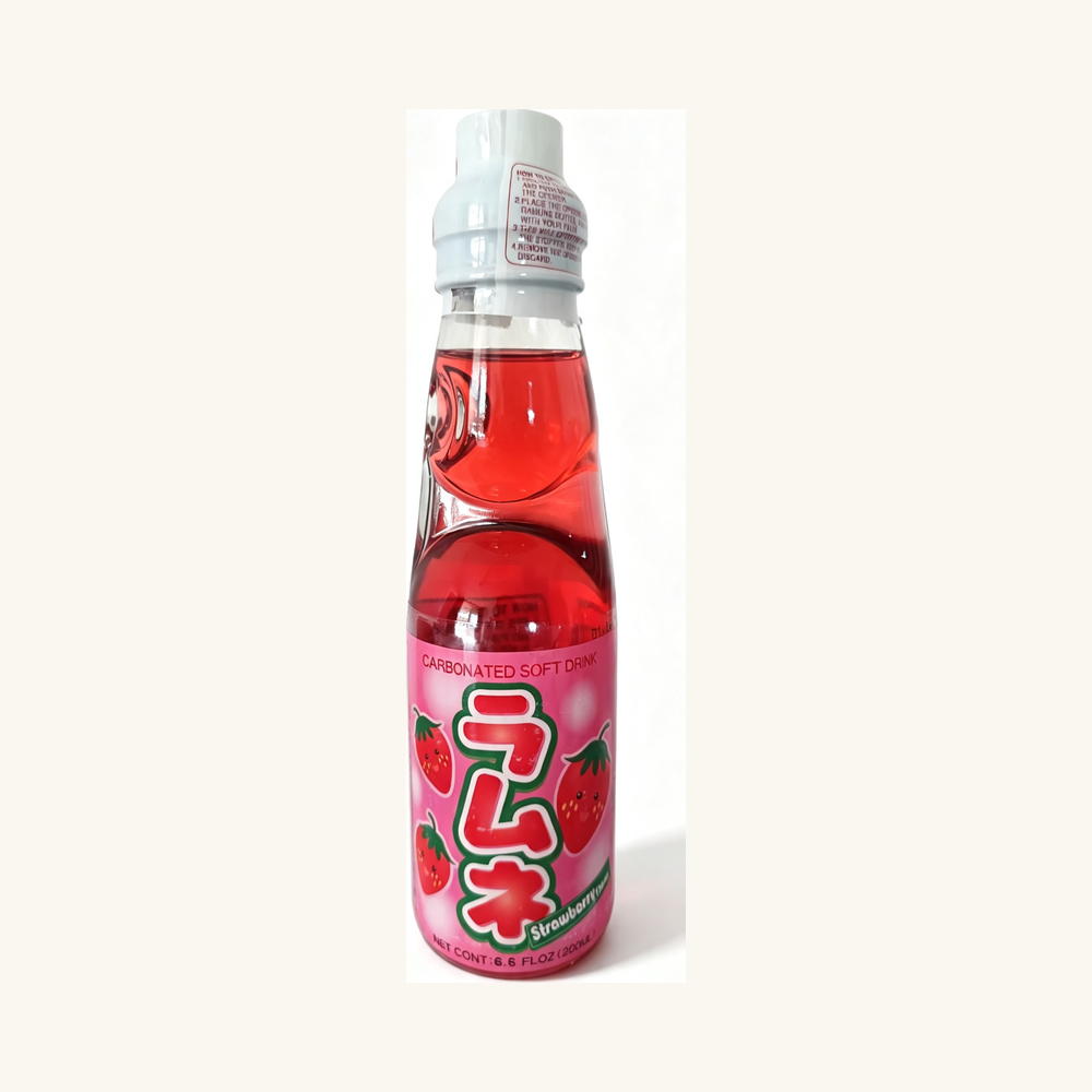 Băutură răcoritoare carbogazoasă Hata Kosen Ramune cu gust de căpșuni